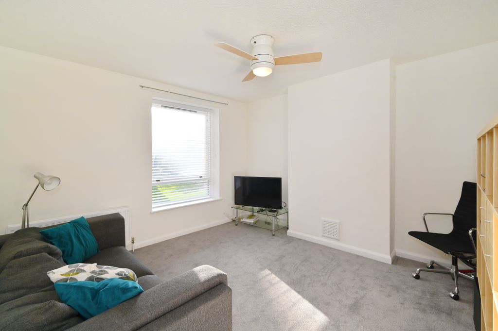 Property photo 3 of 8 30-Banbury-House (1)