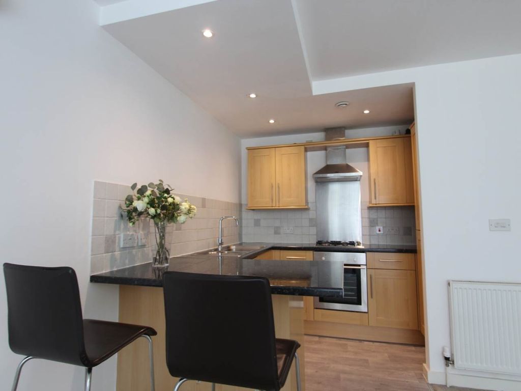 Property photo 3 of 10 Kitchen