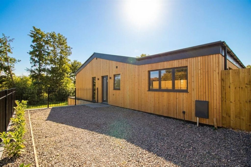 Property photo 1 of 15 Kingfisher Side.Jpg