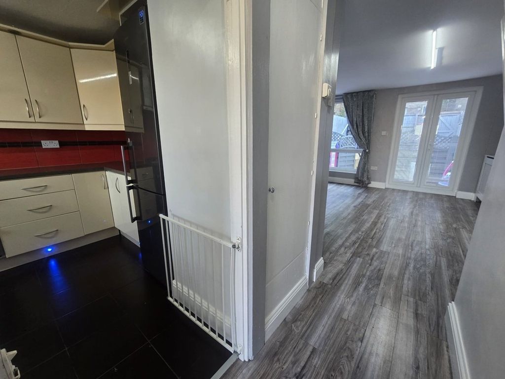 Property photo 3 of 14 4370363