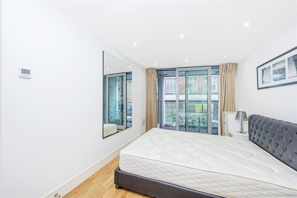 Property photo 3 of 10 Bedroom