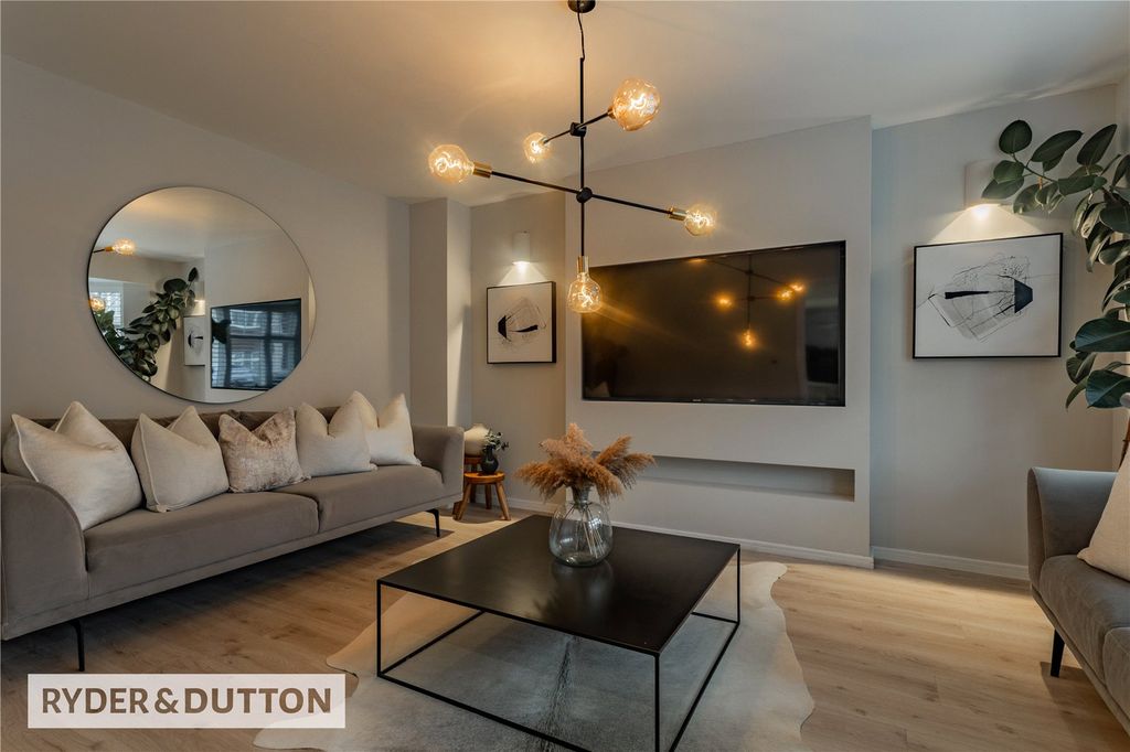 Property photo 3 of 28 Lounge