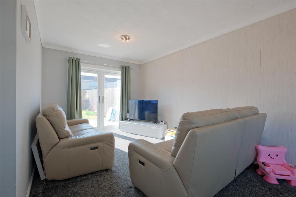 Property photo 2 of 19 Living Room / Dining