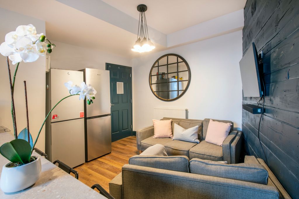 Property photo 1 of 12 Flat 15, Shoe And Boot, Living Room