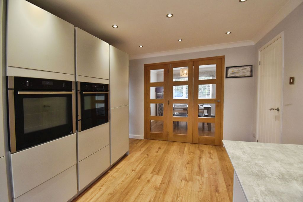 Property photo 3 of 18 Kitchen Breakfast Room
