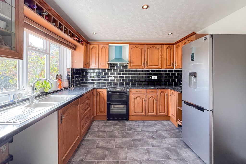 Property photo 3 of 12 5701023