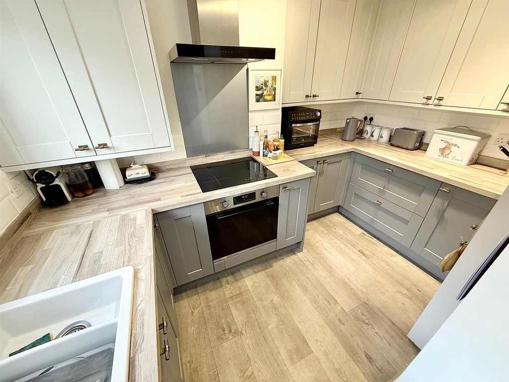 Property photo 2 of 19 Kitchen