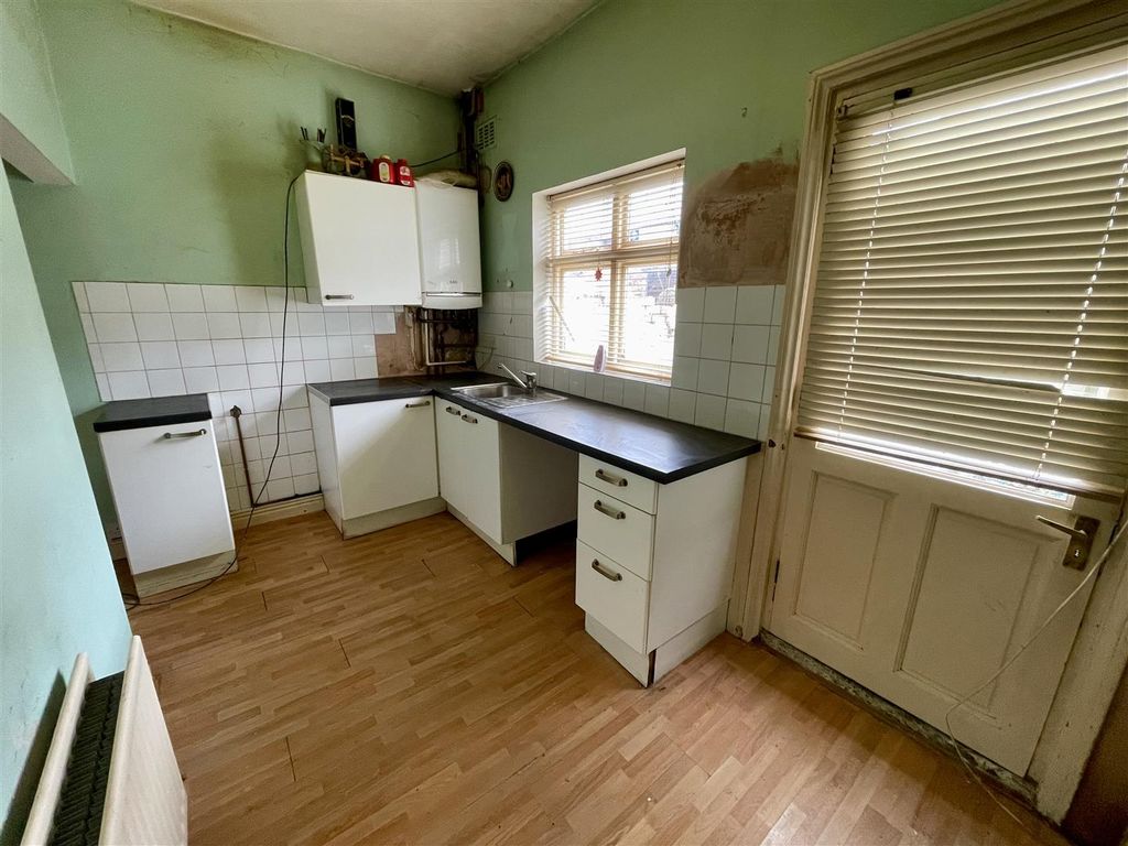 Property photo 3 of 6 Kitchen