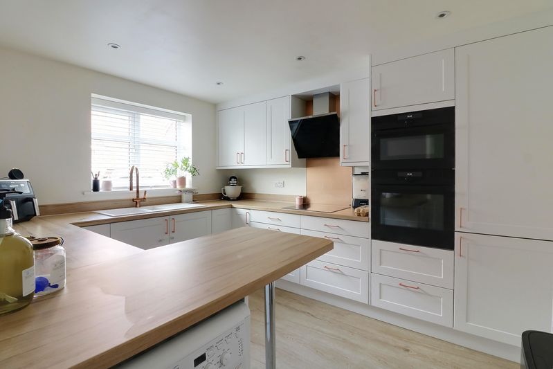 Property photo 2 of 20 Kitchen/Breakfast Room
