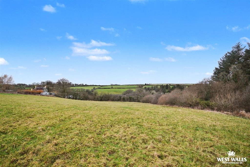 Property photo 2 of 24 Middle Field