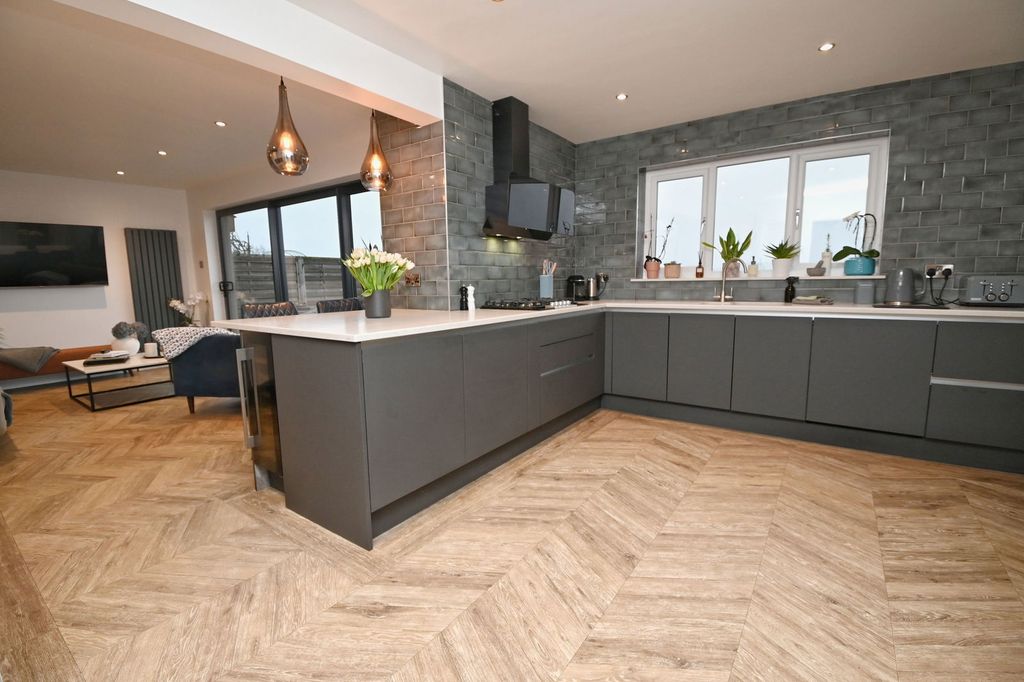 Property photo 3 of 33