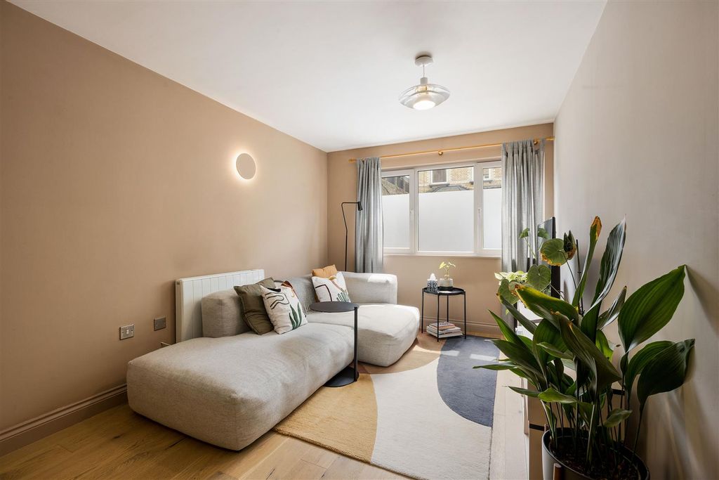 Property photo 3 of 22 Beatty Road, N16