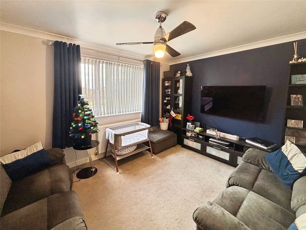 Property photo 2 of 12 Lounge