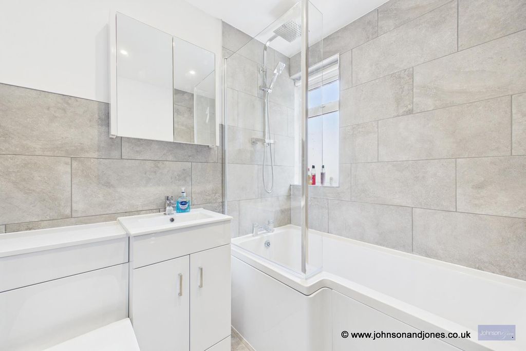 Property photo 3 of 13 3 Bathroom.Jpg