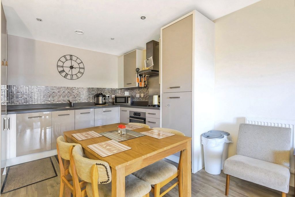 Property photo 2 of 7 Kitchen