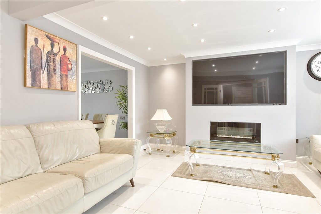 Property photo 3 of 12 Lounge
