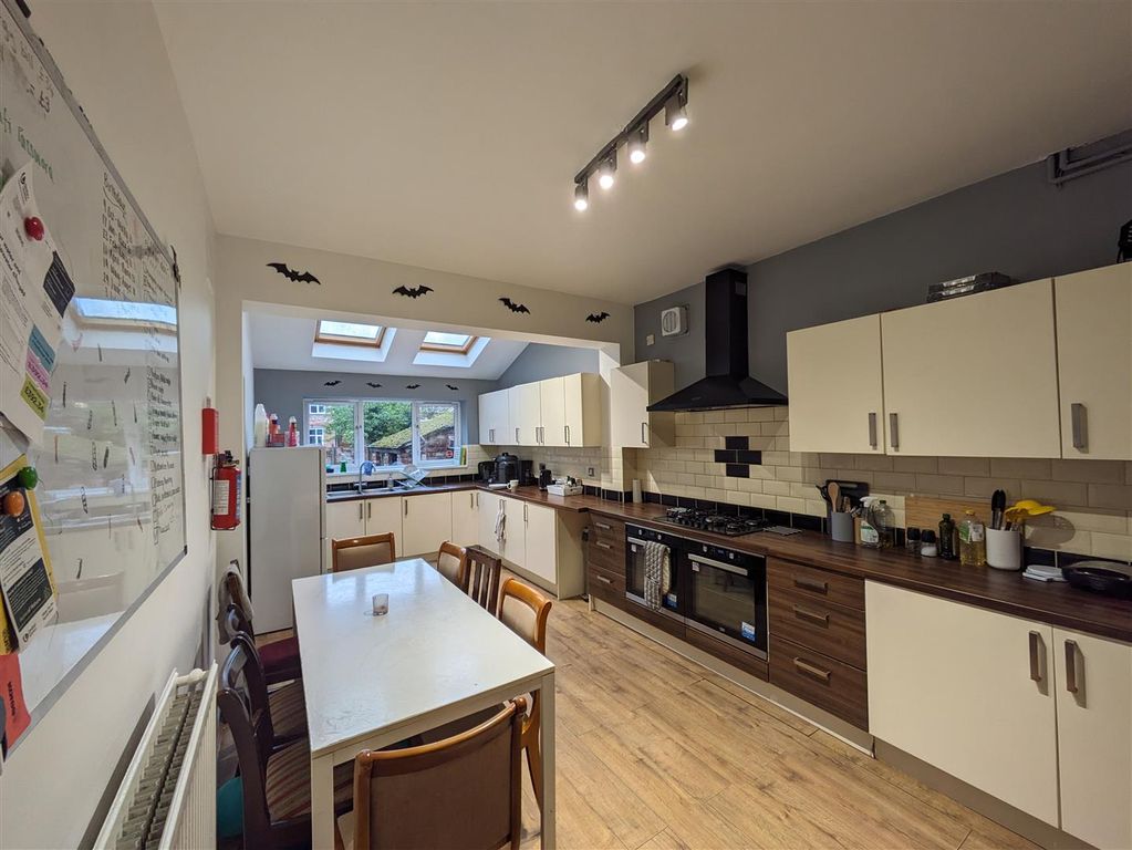 Property photo 3 of 20 Kitchen