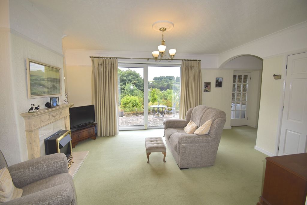 Property photo 2 of 20 Sitting Room