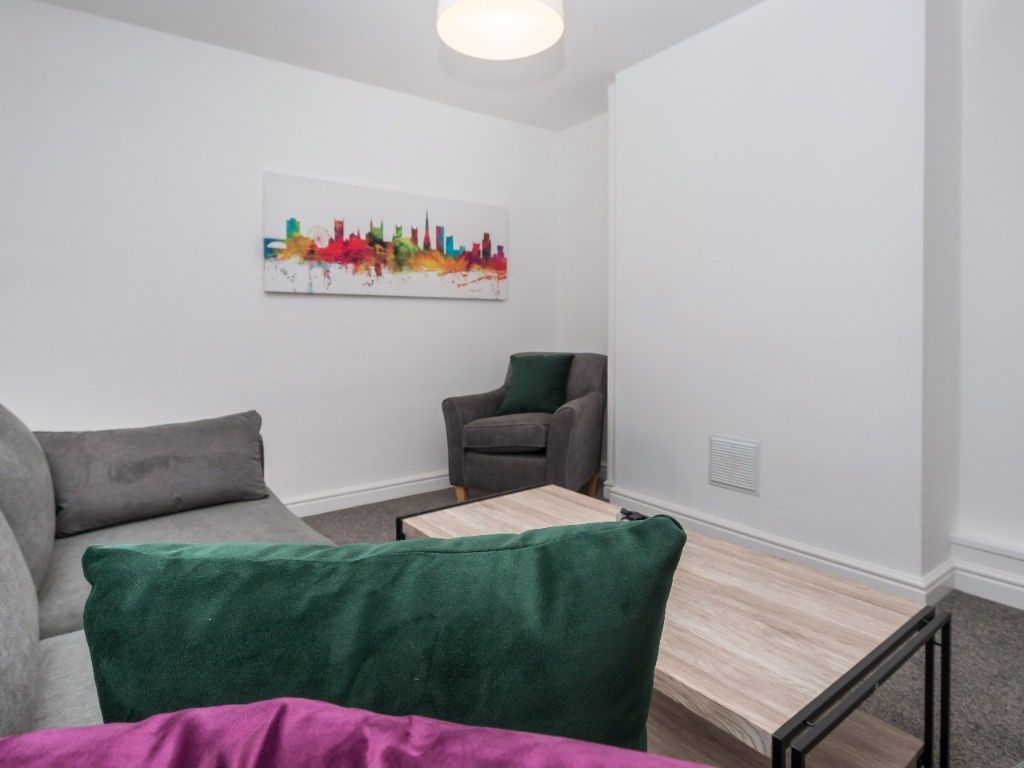 Property photo 1 of 19 Bright, Modern Lounge With Comfortable Seating, Ne...