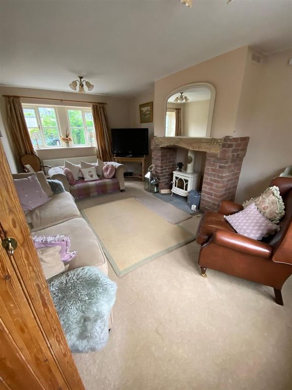 Property photo 3 of 12 Lounge