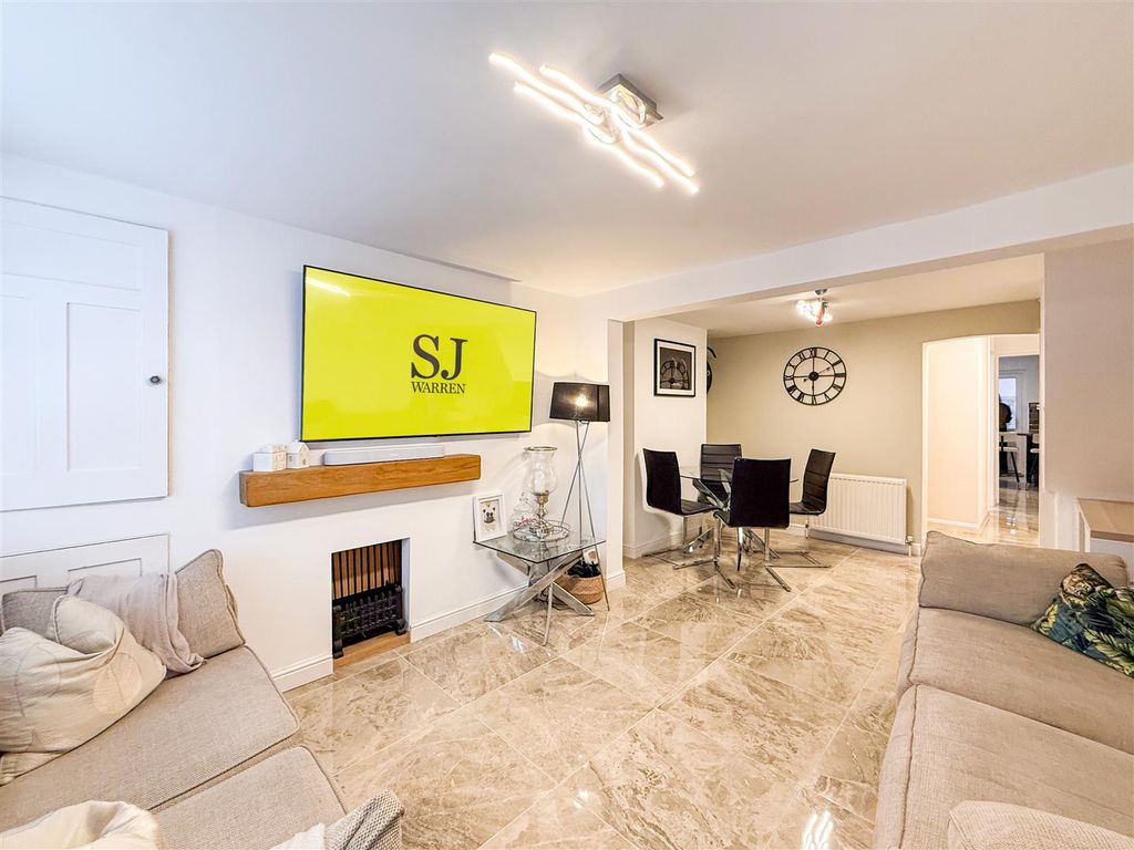 Property photo 3 of 14 Lounge