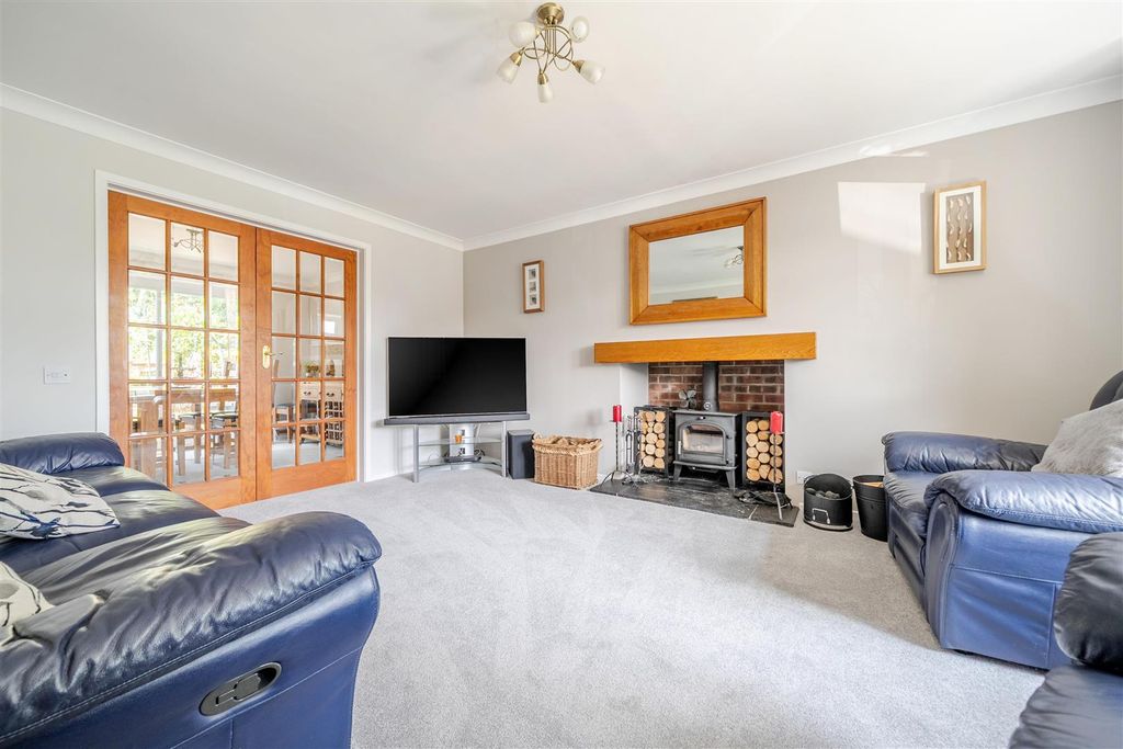 Property photo 3 of 17 Sitting Room