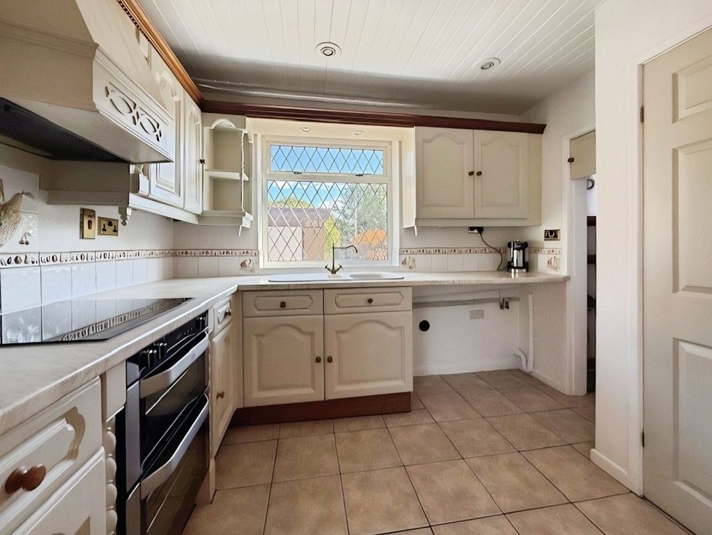 Property photo 2 of 18 Kitchen
