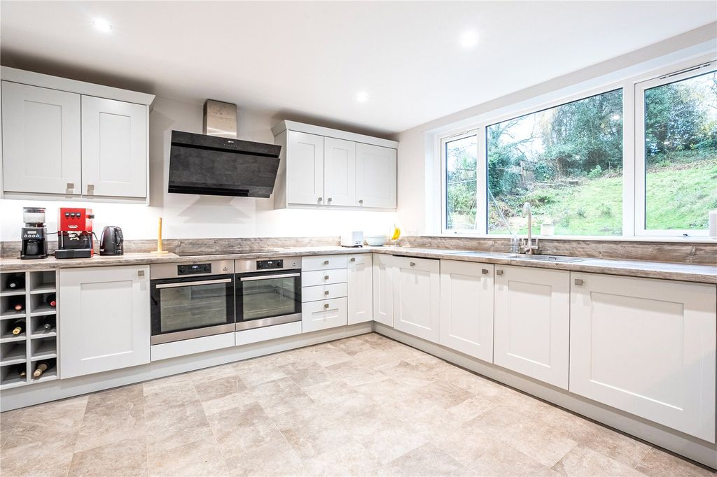 Property photo 2 of 33 Picture No. 21