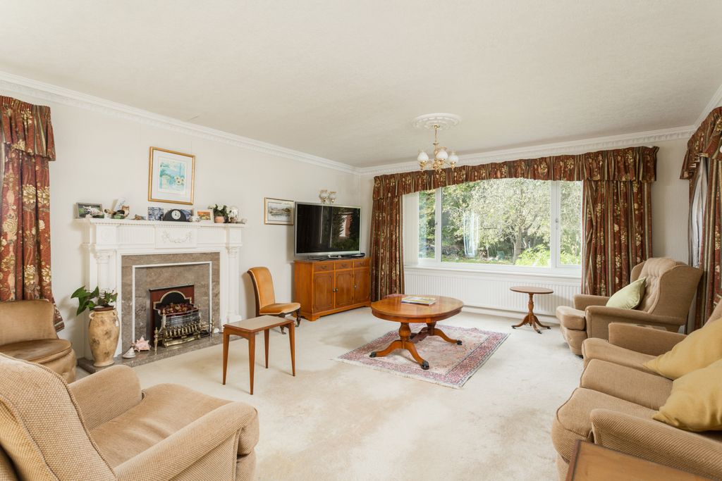 Property photo 2 of 18 Sitting Room