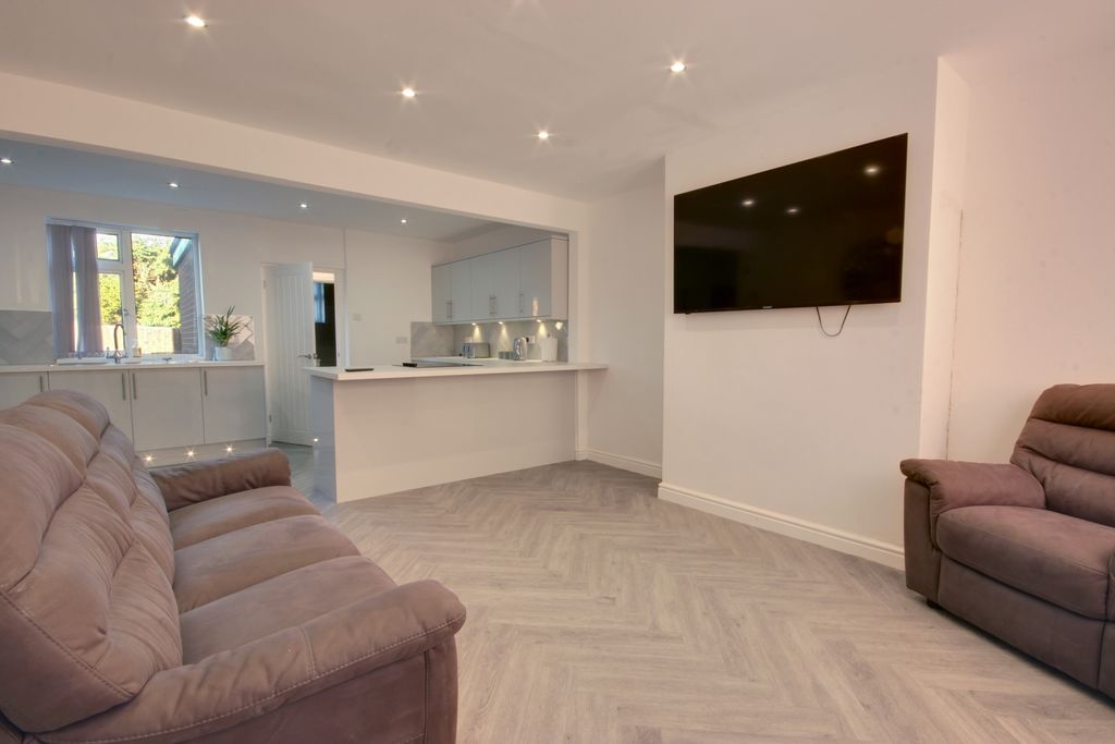 Property photo 3 of 13 1 Lounge Aa