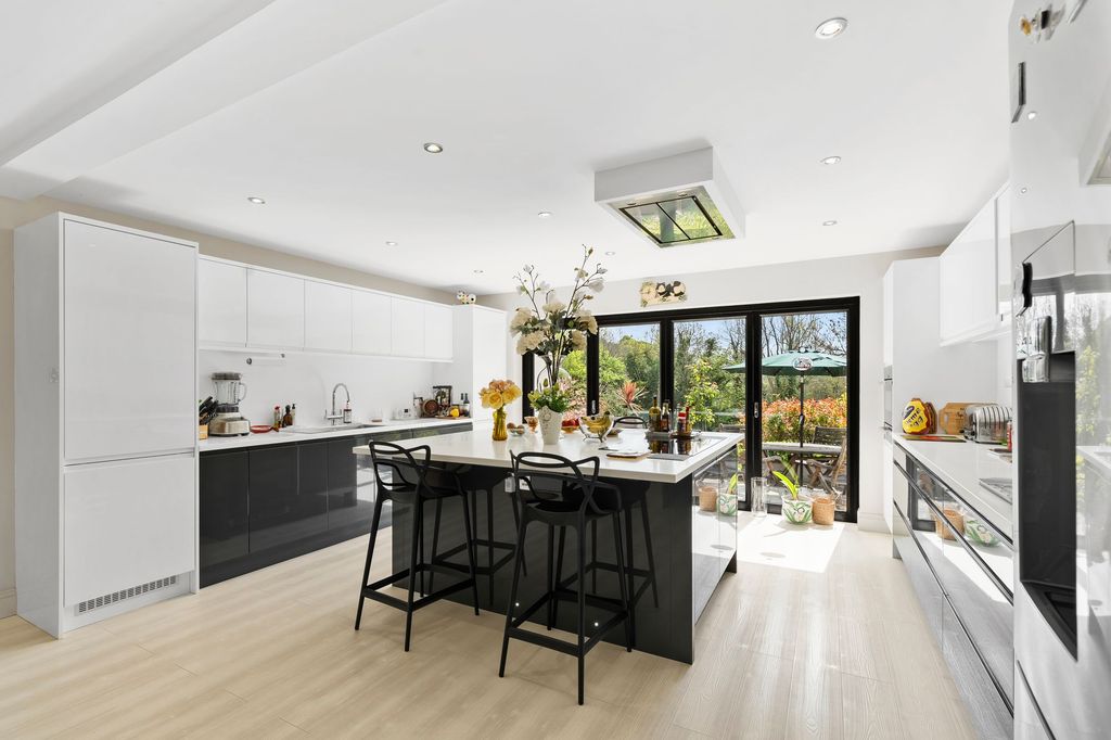 Property photo 2 of 62