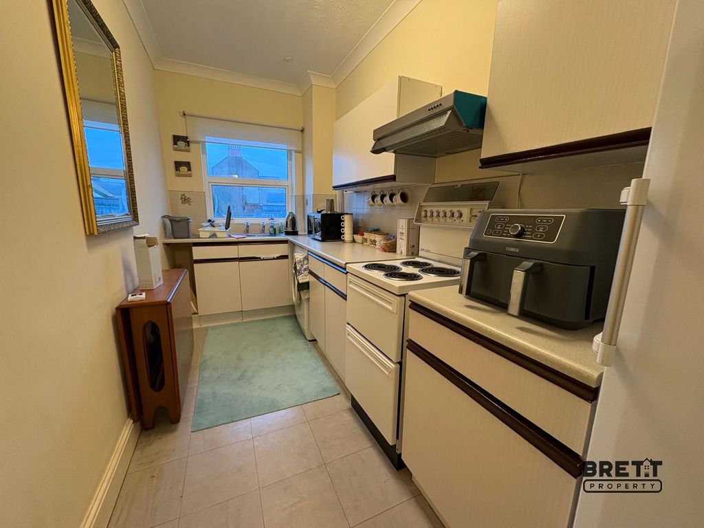 Property photo 3 of 6 Kitchen