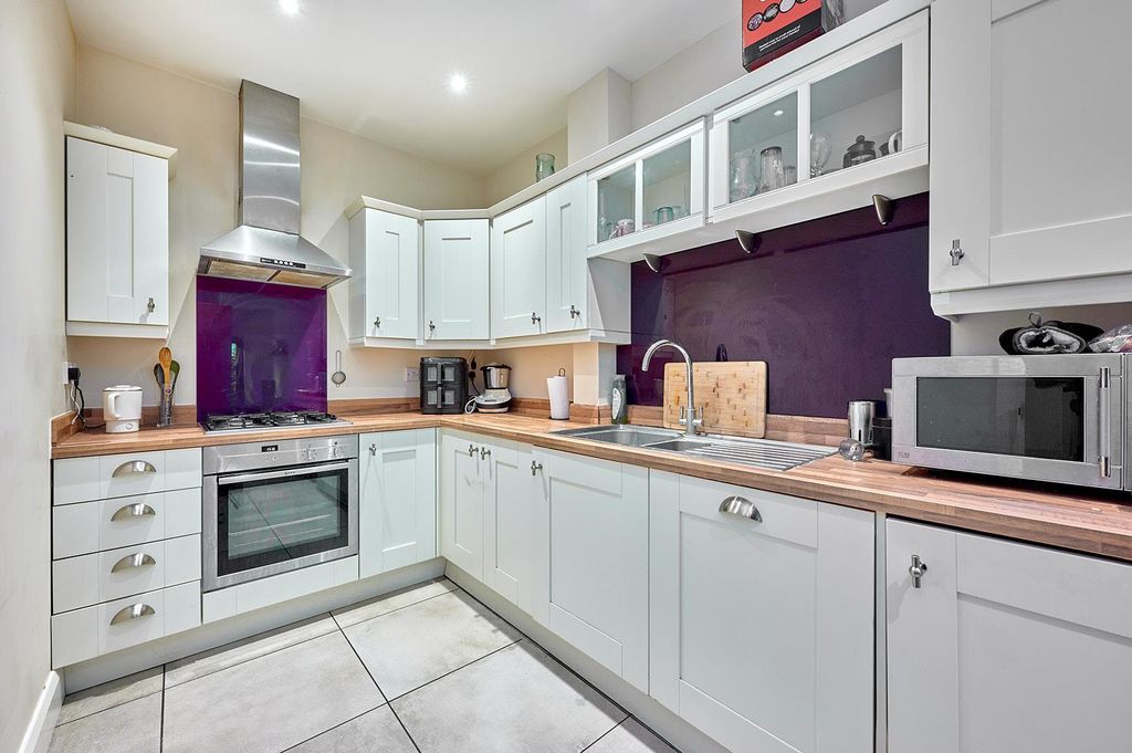 Property photo 3 of 15 Fitted Kitchen