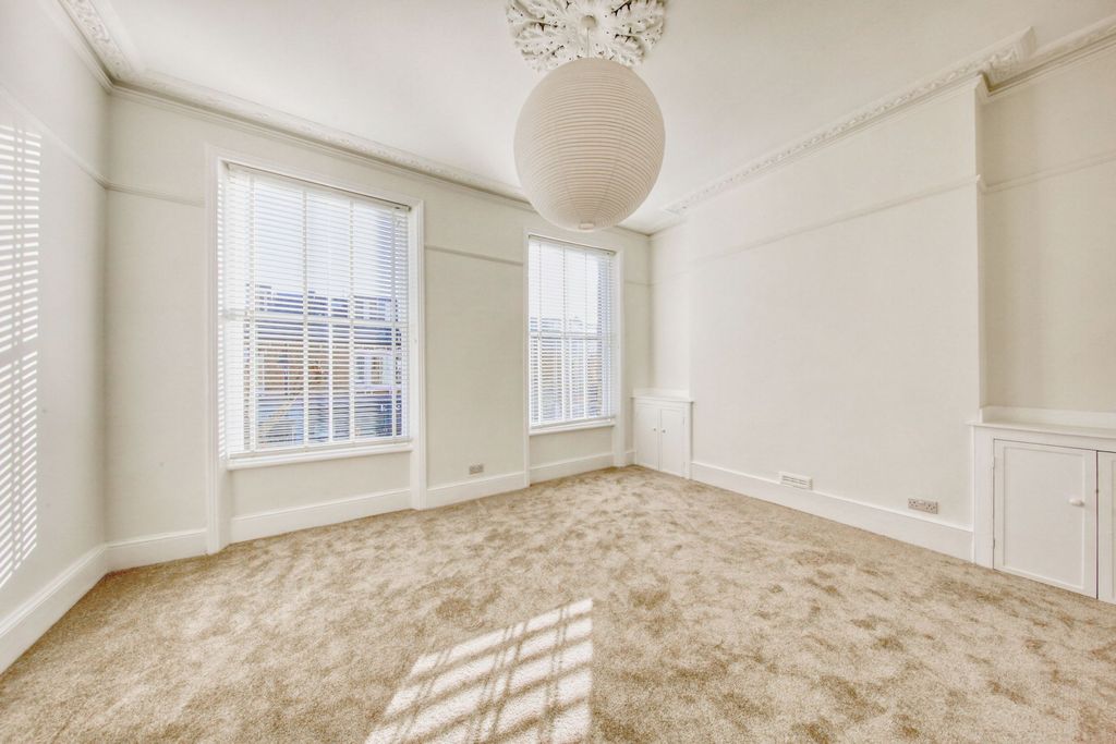 Property photo 1 of 10 Photo 5