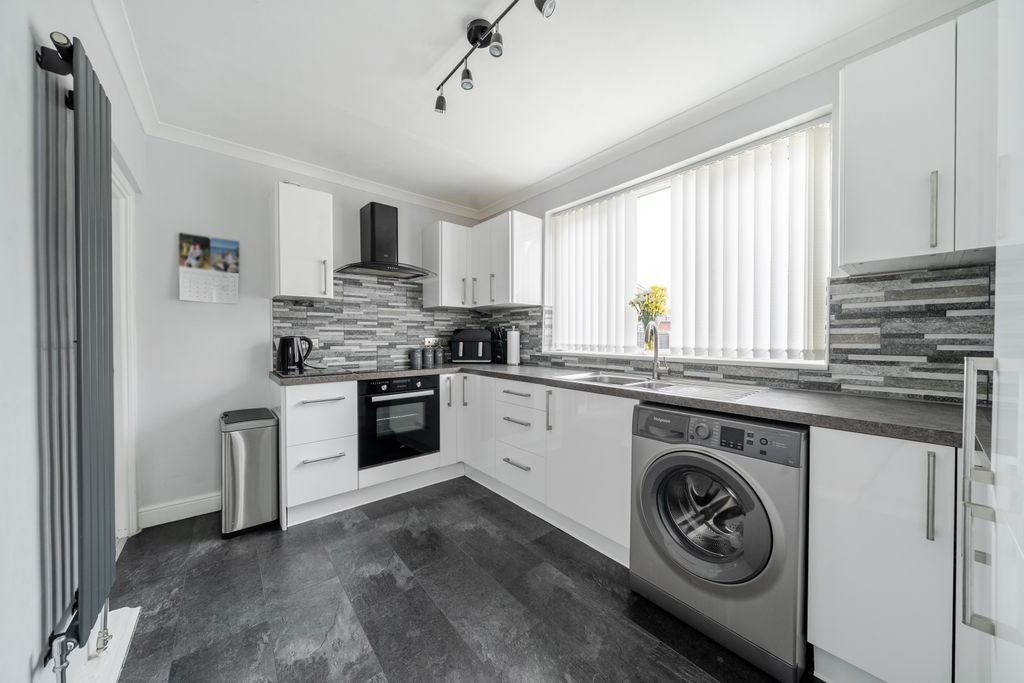 Property photo 3 of 18 Kitchen
