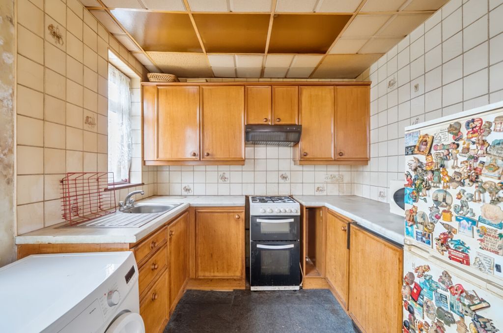 Property photo 3 of 7 Kitchen Ewemove Cheam Dean