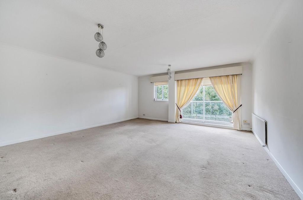 Property photo 2 of 12 Davidson Frost-Wellings, Dfw, Oak Lodge Close, Liv