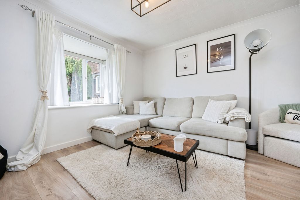 Property photo 2 of 19 Lounge