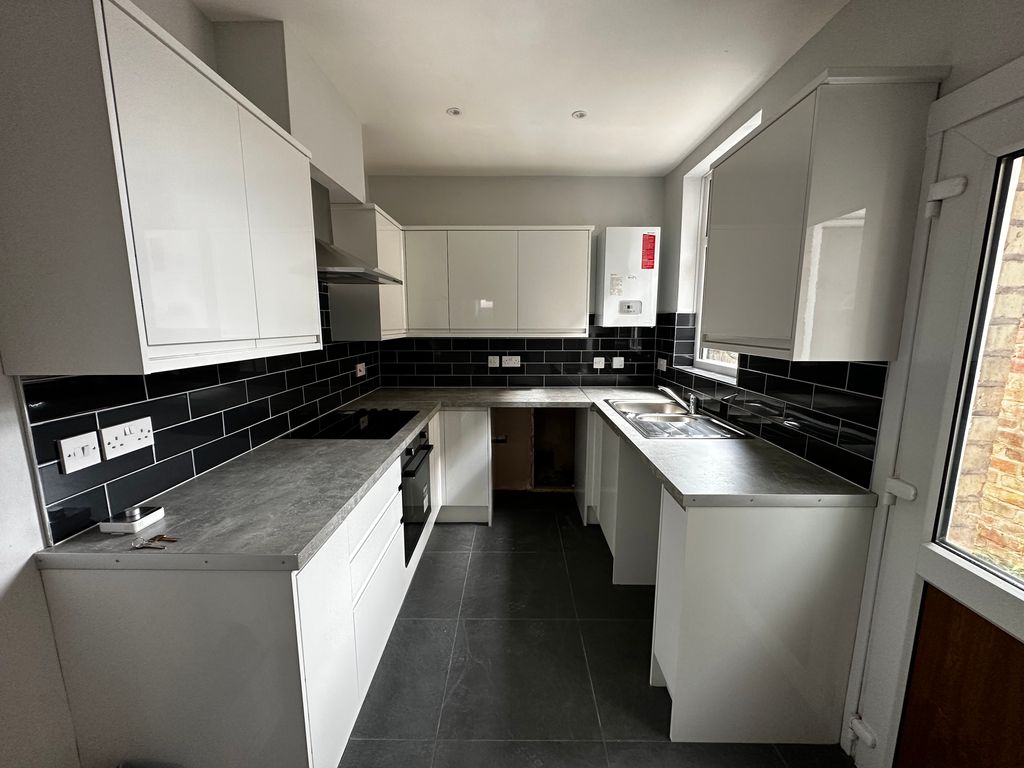Property photo 3 of 7 Kitchen