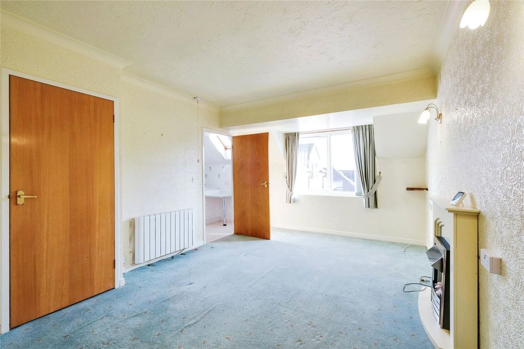 Property photo 3 of 8 Lounge