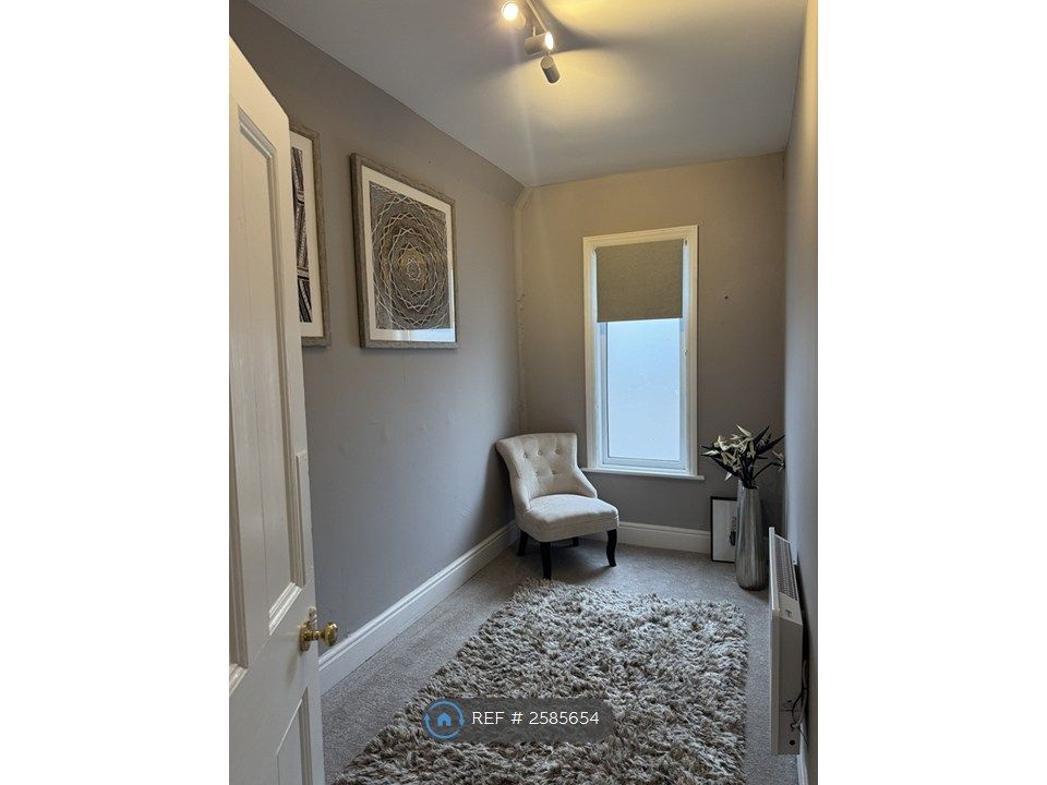 Property photo 1 of 18 Lounge - Living Room