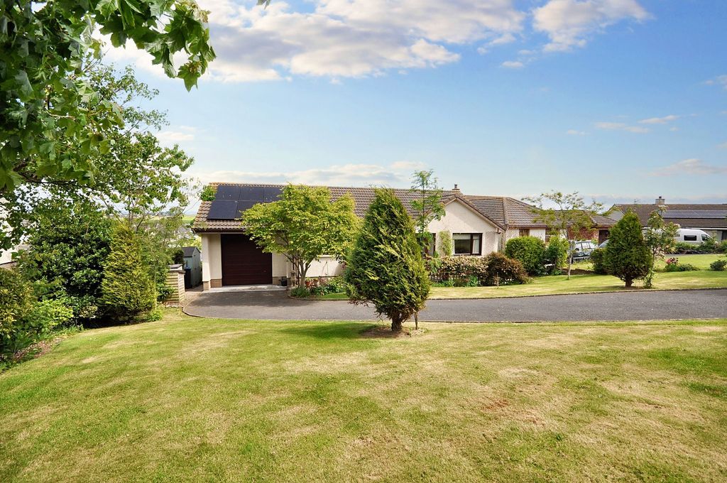 Property photo 1 of 32