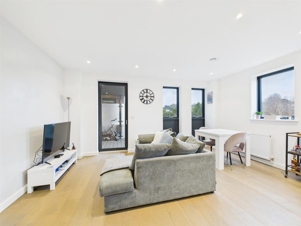 Property photo 3 of 13 Cam02885G0-Pr0538-Still006.Jpg