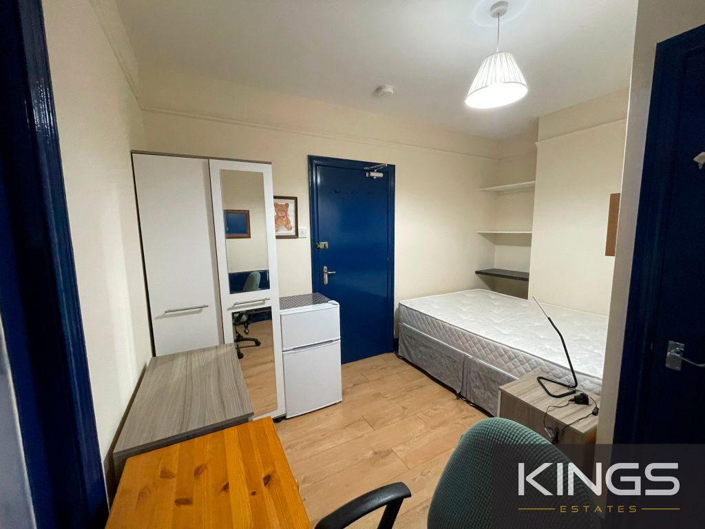 Property photo 1 of 4 Room B 721 Portswood Road (1) Logo