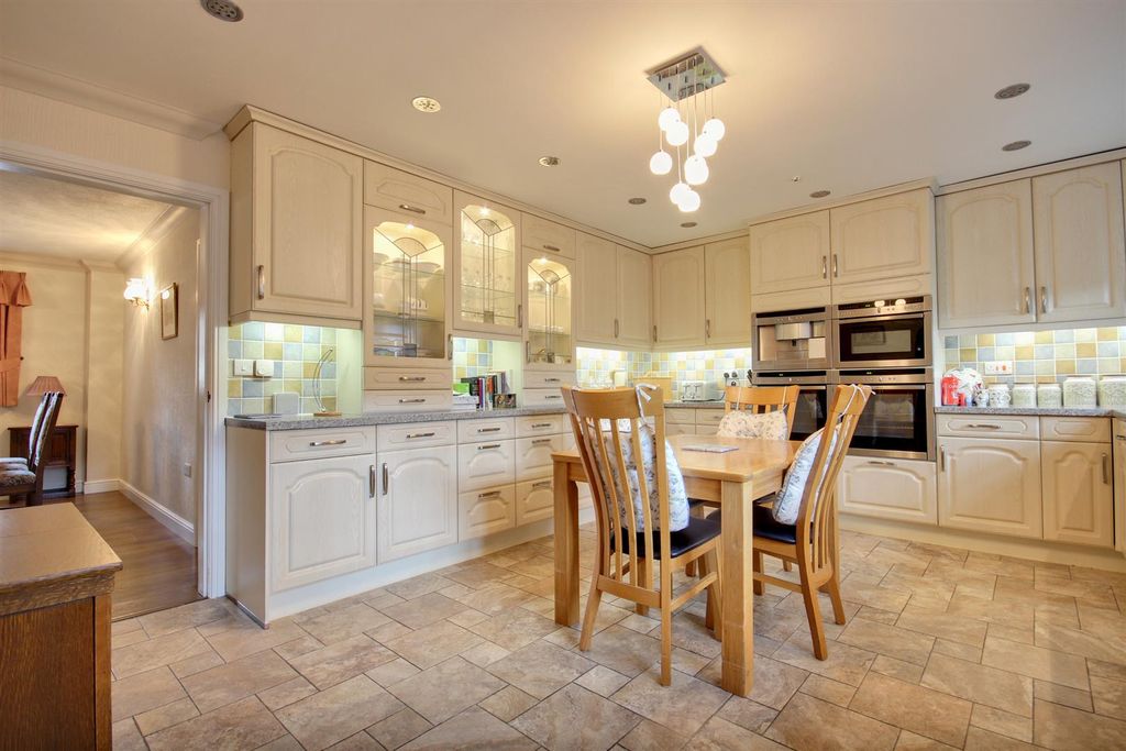 Property photo 3 of 21 Manor Road (11).Jpg