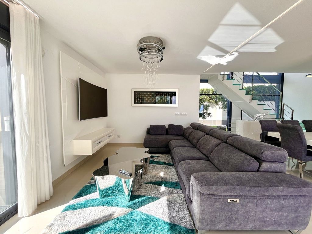 Property photo 3 of 45