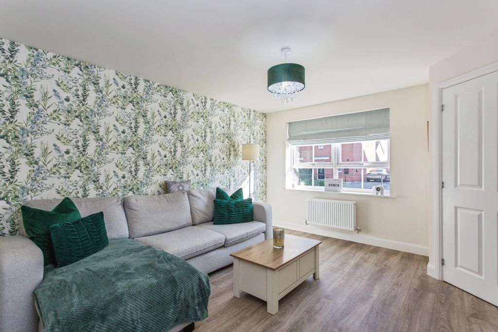 Property photo 2 of 18 Lounge