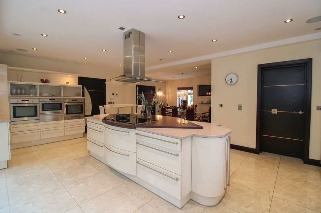 Property photo 2 of 25