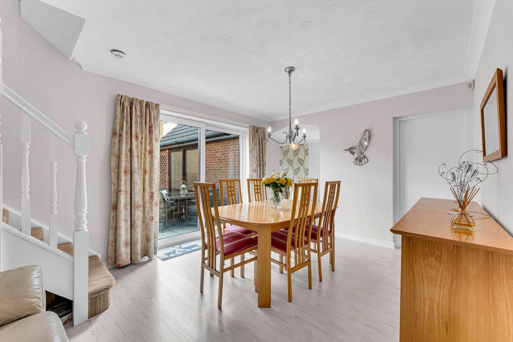 Property photo 3 of 28