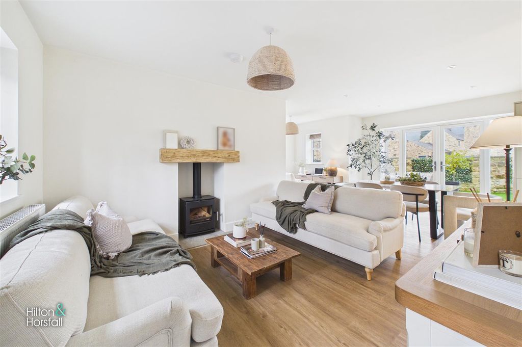 Property photo 2 of 26 Waterside Close